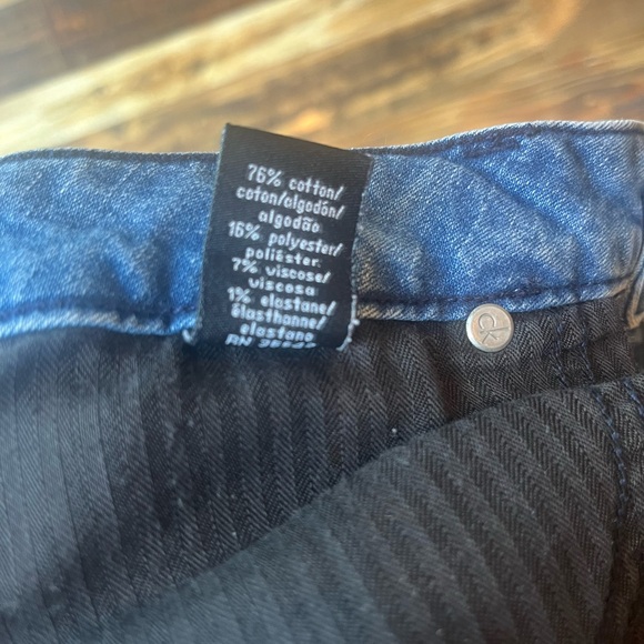 Calvin Klein ladies size 8 denim city short - Picture 3 of 4